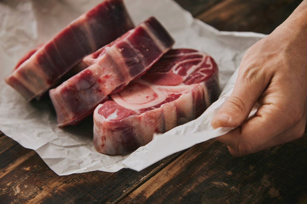 Trozos de carne sobre un papel antes de ser envuelta