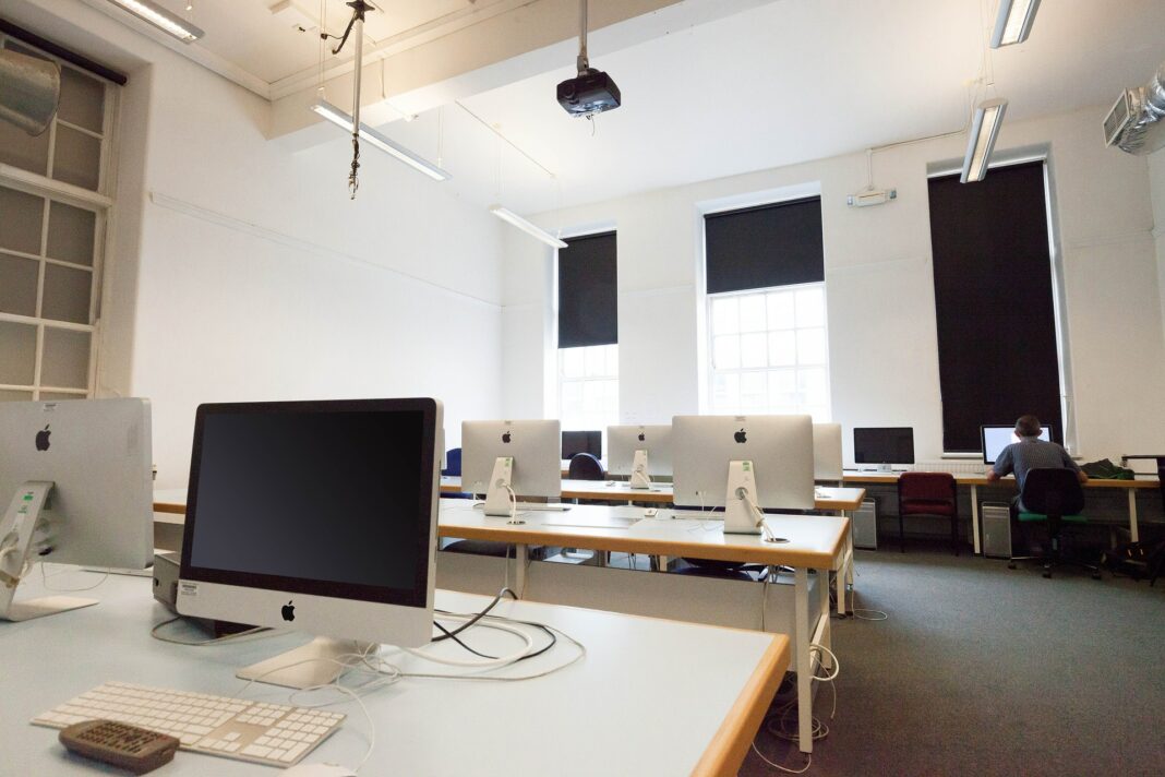 Aula de informática con ordenadores