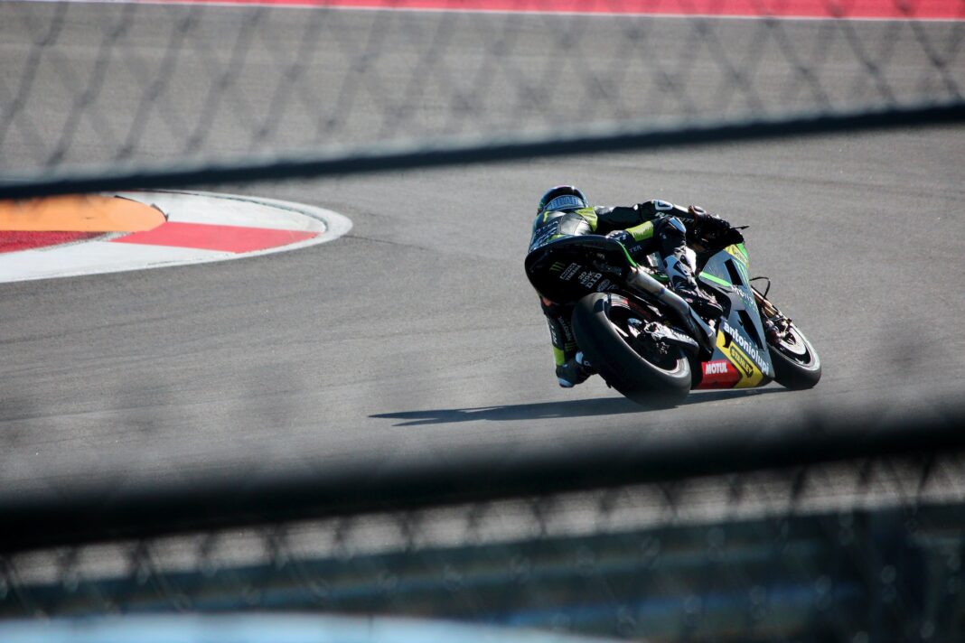 Piloto en una carrera de motocicletas