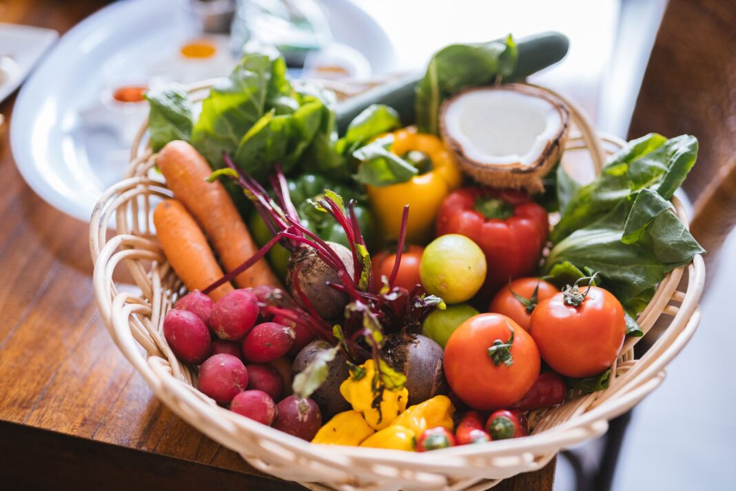 Canasta llena de frutas y verduras