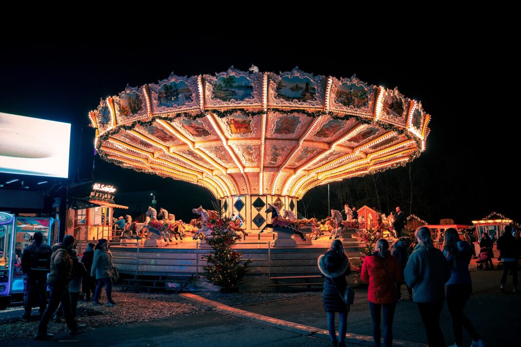 Tiovivo girando en una feria