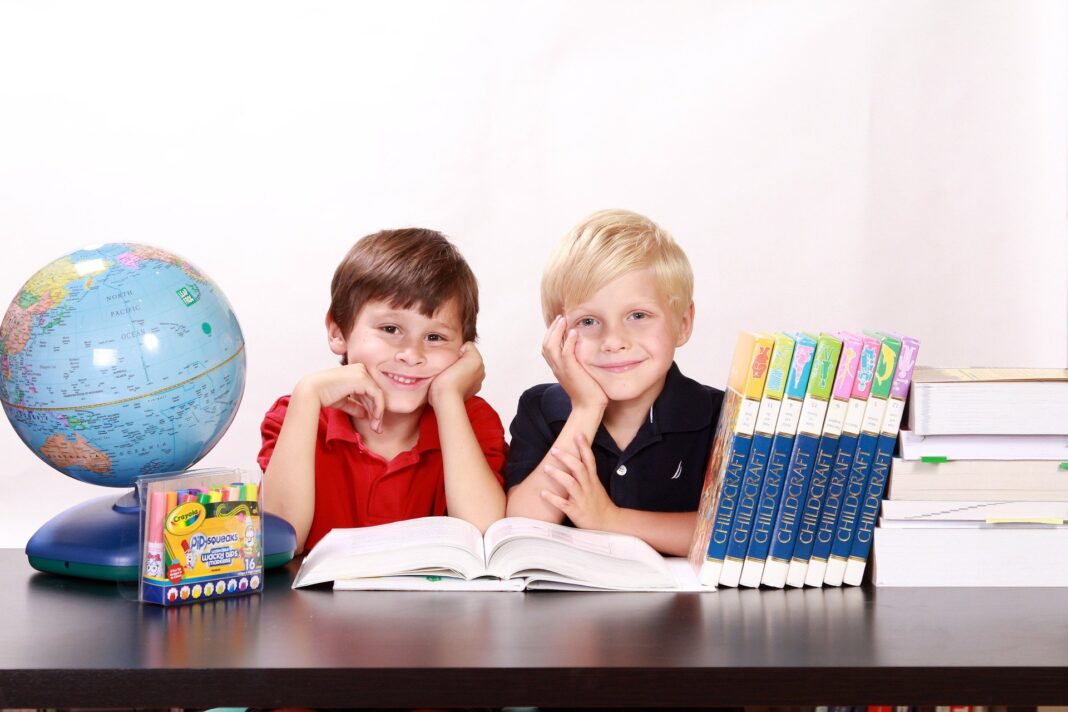 Niños sonriendo en clase