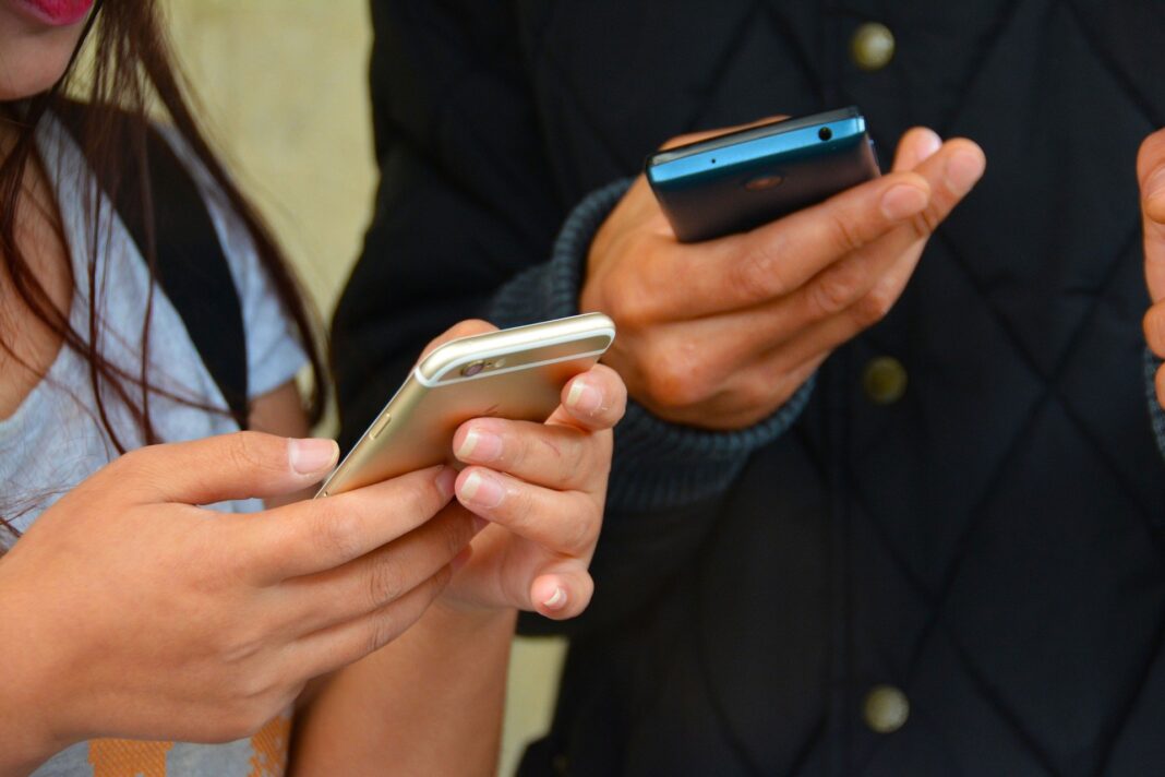 Personas usando sus teléfonos móviles