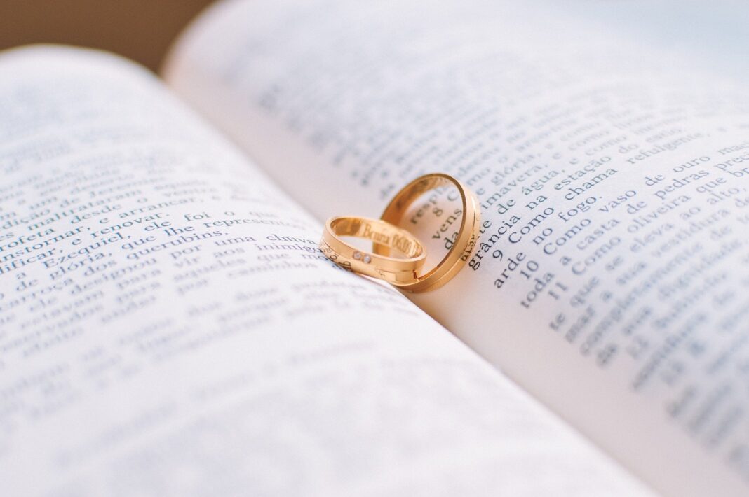 Anillos de boda sobre un libro abierto