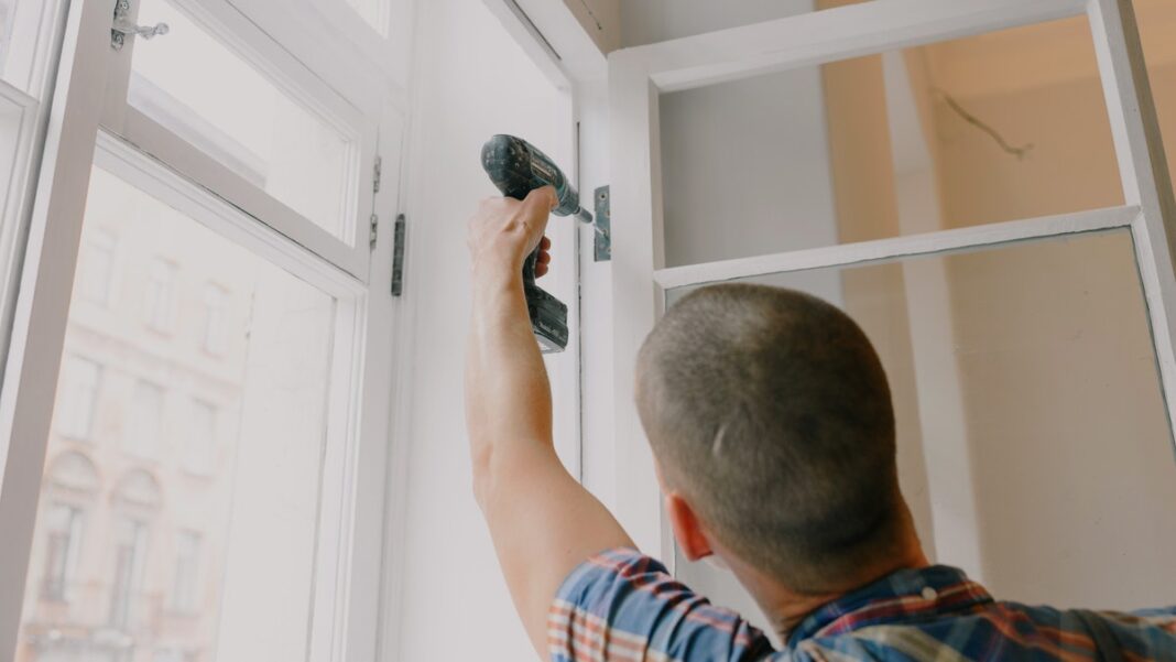 hombre instalando ventana