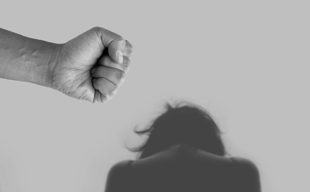 Mujer sufriendo violencia de género