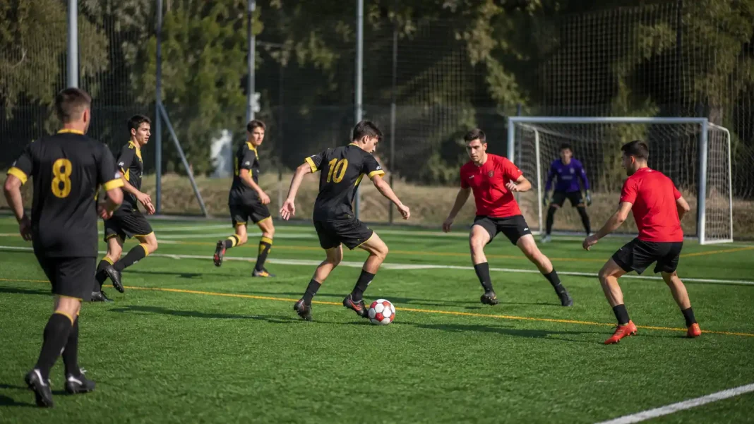Competición de fútbol 7 amateur con dos equipos jugando un partido al aire libre